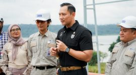 Menteri Koordinator Bidang Infrastruktur dan Pembangunan Kewilayahan Agus Harimurti Yudhoyono memberikan pernyataan kepada media  didampingi  oleh Presiden Direktur PJB Masdar Solar Energi (PMSE) Dimas Kaharudin  (kiri) seusai melakukan kunjungan ke lokasi solar panel PLTS Terapung Cirata pada Kamis (6/2). PMSE merupakan pengelola pembangkit terapung terbesar kelima di dunia yang dikembangkan oleh PLN Nusantara Power bersama Masdar