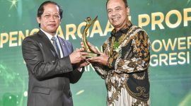 Direktur Utama PLN Nusantara Power (PLN IP) Ruly Firmansyah (kanan) saat menerima piala PROPER EMAS yang dianugerahkan langsung oleh Menteri Lingkungan Hidup (LH) Hanif Faisol Nurofiq (kiri) pada acara Anugerah Lingkungan PROPER di Jakarta
