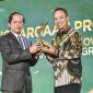 Direktur Utama PLN Nusantara Power (PLN IP) Ruly Firmansyah (kanan) saat menerima piala PROPER EMAS yang dianugerahkan langsung oleh Menteri Lingkungan Hidup (LH) Hanif Faisol Nurofiq (kiri) pada acara Anugerah Lingkungan PROPER di Jakarta