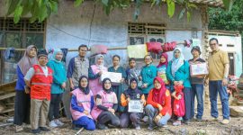 Srikandi PLN dan PIKK Bersama tim BPBD desa Tarahan meninjau langsung lokasi rumah warga yang rusak terdampak banjir