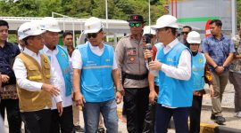Menteri ESDM Bahlil Lahadalia (kiri) saat mendengarkan penjelasan Direktur Operasi Pembangkit Batubara PLN Nusantara Power Rachmanoe Indarto (kanan) didampingi Direktur Manajemen Pembangkit PT PLN Adi Lumakso (tiga dari kiri). Dalam menghadirkan nyala listrik di wilayah timur Indonesia, PLN Nusantara Power mensiagakan 49 personel yang siap berjaga 24 jam nonstop di PLTMG Baubau.