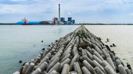 Foto Tetrapod FABA yang terpasang dan difungsikan untuk mencegah terjadinya abrasi dan memperkuat struktur pantai serta pemecah gelombang.