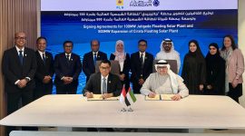 Direktur Utama PLN Darmawan Prasodjo (duduk kiri), Chief Executive Officer Masdar Mohamed Jameel Al Ramahi (duduk kanan), Direktur Utama PLN Nusantara Power Ruly Firmansyah (berdiri 2 dari kiri) sesaat setelah penandatanganan nota kesepahaman Ekspansi PLTS Terapun Cirata di Abu Dhabi (9/4). Setelah berhasil membangun dan mengoperasikan PLTS Terapung Cirata 192 MWp, PLN NP dan Masdar berencana untuk memperluas dan memperbesar kapasitas pembangkit ramah lingkungan tersebut.
