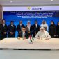 Direktur Utama PLN Darmawan Prasodjo (duduk kiri), Chief Executive Officer Masdar Mohamed Jameel Al Ramahi (duduk kanan), Direktur Utama PLN Nusantara Power Ruly Firmansyah (berdiri 2 dari kiri) sesaat setelah penandatanganan nota kesepahaman Ekspansi PLTS Terapun Cirata di Abu Dhabi (9/4). Setelah berhasil membangun dan mengoperasikan PLTS Terapung Cirata 192 MWp, PLN NP dan Masdar berencana untuk memperluas dan memperbesar kapasitas pembangkit ramah lingkungan tersebut.