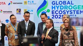 Menteri Energi dan Sumber Daya Mineral (ESDM) RI Bahlil Lahadalia didampingi Dirut PLN (Persero) Darmawan Prasodjo dan Dirjen EBTKE Kementerian ESDM, Prof Eniya Listiani Dewi memberikan keterangan pers selepas pembukaan Global Hydrogen Summit 2025 pada Selasa (15/4)  di Jakarta.