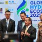Menteri Energi dan Sumber Daya Mineral (ESDM) RI Bahlil Lahadalia didampingi Dirut PLN (Persero) Darmawan Prasodjo dan Dirjen EBTKE Kementerian ESDM, Prof Eniya Listiani Dewi memberikan keterangan pers selepas pembukaan Global Hydrogen Summit 2025 pada Selasa (15/4)  di Jakarta.