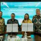 Direktur Utama PLN NP Ruly Firmansyah kiri), Direktur Utama PT Thorcon Power Indonesia Niels Berger (kanan), Direktur Pengembangan Bisnis dan Niaga PLN NP Dwi Hartono (dua dari kiri), dan Direktur Operasi dan Kepala Sumber Daya SDM T Thorcon Power Indonesia Dhita Karunia Ashari (dua dari kanan) saat menunjukan MoU kerja sama PLN NP dan Thorcon Power Indonesia dalam pengembangan potensi tenaga nuklir sebagai bagian dari langkah taktis PLN NP dalam memperkuat ketahanan energi nasional berbasis teknologi rendah emisi.