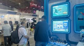 Petugas dari PLN Nusantara Power tengah memberikan penjelasan terkait FABA pada pengunjung Exhibition Construction Indonesia  yang mengunjungi stand pameran PLN Nusantara Power pada Kamis (11/9). di JIEXPO  Kemayoran, Jakarta.