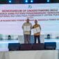 Direktur Utama PLN Nusantara Power Ruly Firmansyah (kanan) dan Direktur Utama PT Renikola Primer Energi Mohd Amran bin Mohd Yusof saat selesai penandatanganan MoU kerja sama pengembangan co-firing Bio CNG. Melalui kerja sama ini PLN Nusantara Power terus mendorong pemanfaatan limbah perkebunan kelapa sawit menjadi bahan bakar campuran pada unit pembangkit.