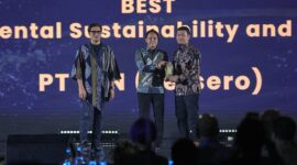 Vice President OM and Planning NRE PLN Nusantara Power Hendrie Bastian (kanan) saat menerima piala Lestari Award yang diselenggarakan oleh Kompas Gramedia. PLN Nusantara Power melalui program CSR PLTA Besai di Lampung berhasil menyabet    piala pada Kategori Renewable Energy.