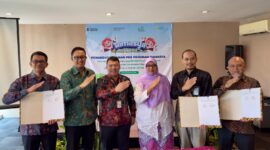 SM PLN NP UP Muara Tawar Harmanto,  VP COM PLN NP Harry Purnomo, Kepala Perwakilan BKKBN Provinsi Jawa Barat Dr. Dadi Ahmad Roswandi, M.Si, Kadis DPPKB Kabupaten Bekasi Dr. Firzawati,  S.Si, Apt, MKM, SM PLN NP UP Indramayu Fu'ad Arifin dan SM PLN NP UP Cirata Achmad Djalaludin berfoto bersama sebagai penanda dimulainya kolaborasi dalam program TAMASYA.(foto dari kiri ke kanan)