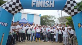 Pembukaan Fun Run Hari Listrik Nasional ke-80 PLN Nusantara Power UP Sebalang oleh Manager Unit Pembangkitan Sebalang, Amrul Hakim.