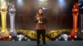 Vice President Operation & Maintenance 5 PLN Nusantara Power I Putu Sudarsa saat menerima piala penghargaan ASRRAT 2025. Melalui penghargaan platinum ketiga ini PLN NP menegaskan posisinya sebagai perusahaan yang menerapkan pelaporan keberlanjutan yang transparan, akuntabel, dan berstandar internasional.