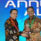 Direktur Utama PLN Nusantara Power Ruly Firmansyah (kanan) saat menerima piala Juara 1 kategori BUMN Non Go Publik Non Keuangan Klaster Pendapatan di atas Rp5 Triliun dalam ajang Annual Report Award (ARA) 2024. Tercatat PLN NP pernah menjadi juara 1 pada tahun 2019.