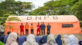 Manager UP Sebalang, Amrul Hakim, memberikan pengarahan dalam simulasi tanggap darurat bencana di PLN Nusantara Power UP Sebalang. Kegiatan ini melibatkan tim BNPB dan seluruh elemen unit untuk melatih koordinasi dan kecepatan respon.