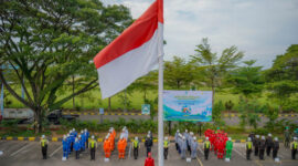 Peserta Apel Peringatan Bulan Keselamatan dan Kesehatan Kerja (K3) Nasional 2026 PT PLN Nusantara Power Unit Pembangkitan (UP) Sebalang mengikuti apel dengan tertib di halaman kantor UP Sebalang, di bawah kibaran Merah Putih.