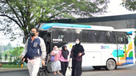Power People UP Sebalang menaiki kendaraan masal menuju kantor, kegiatan ini merupakan bagian dari clean energy day dalam rangka efisiensi energi dan pengurangan emisi di area operasional. 