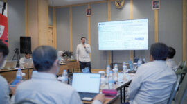 Assistant Manager Engineering UP Sebalang, Guntur Budi Santoso memberikan pemaparan program investasi 2026