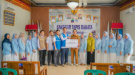 Penyerahan simbolis CSR Pelatihan Keterampilan Menjahit Berbasis Kompetensi kepada UMKM Sanggar Tapis Rakata binaan PLN Nusantara Power UP Sebalang
