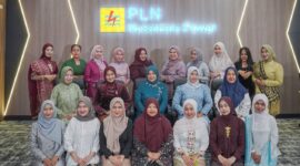 Srikandi PLN Nusantara Power UP Sebalang tampak anggun dengan balutan Kebaya, menjadi simbol penghormatan terhadap nilai-nilai perjuangan R.A. Kartini sekaligus memperkuat identitas budaya nasional di lingkungan kerja.