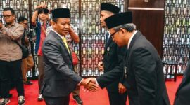 Vice President Technology Development PLN Nusantara Power Ardi Nugroho berjabat tangan dengan   Menteri ESDM Bahlil Lahadalia saat penyerahan Tanda Kehormatan Satyalancana Wira Karya pada Rabu (6/5) di Jakarta.