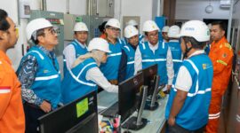 Foto kunjungan Dewan Energi Nasional di PLTA Cirata. Melalui kunjungan langsung ke dalam power house PLTA Cirata, sebagai kawasan yang memanfaatkan potensi energi baru terbarukan secara optimal melalui konsep pembangkit hybrid. PLTA Cirata yang merupakan PLTA terbesar di Indonesia dengan kapasitas 1.008 Mega Watt (MW) berpadu dengan PLTS Terapung Cirata berkapasitas 192 Mega Watt Peak (MWp) yang dibangun dan dioperasikan di Waduk Cirata.