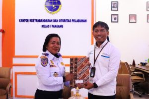 Manager PLN Nusantara Power UP Sebalang bpk. Otniel Marrung dan kepala KSOP Kelas 1 Panjang ibu. Jece Julita Piris menunjukkan Perjanjian Kerja Sama.
