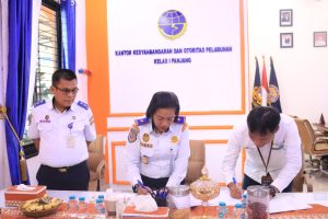 Proses Penandatanganan PKS terkait izin penggunaan perairan terminal khusus di area PLTU Sebalang.