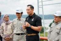 Menteri Koordinator Bidang Infrastruktur dan Pembangunan Kewilayahan Agus Harimurti Yudhoyono memberikan pernyataan kepada media didampingi oleh Presiden Direktur PJB Masdar Solar Energi (PMSE) Dimas Kaharudin (kiri) seusai melakukan kunjungan ke lokasi solar panel PLTS Terapung Cirata pada Kamis (6/2). PMSE merupakan pengelola pembangkit terapung terbesar kelima di dunia yang dikembangkan oleh PLN Nusantara Power bersama Masdar