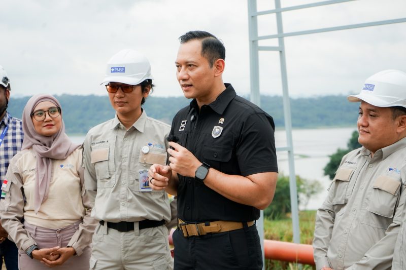 Menteri Koordinator Bidang Infrastruktur dan Pembangunan Kewilayahan Agus Harimurti Yudhoyono memberikan pernyataan kepada media  didampingi  oleh Presiden Direktur PJB Masdar Solar Energi (PMSE) Dimas Kaharudin  (kiri) seusai melakukan kunjungan ke lokasi solar panel PLTS Terapung Cirata pada Kamis (6/2). PMSE merupakan pengelola pembangkit terapung terbesar kelima di dunia yang dikembangkan oleh PLN Nusantara Power bersama Masdar