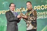 Direktur Utama PLN Nusantara Power (PLN IP) Ruly Firmansyah (kanan) saat menerima piala PROPER EMAS yang dianugerahkan langsung oleh Menteri Lingkungan Hidup (LH) Hanif Faisol Nurofiq (kiri) pada acara Anugerah Lingkungan PROPER di Jakarta