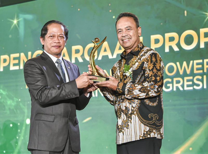Direktur Utama PLN Nusantara Power (PLN IP) Ruly Firmansyah (kanan) saat menerima piala PROPER EMAS yang dianugerahkan langsung oleh Menteri Lingkungan Hidup (LH) Hanif Faisol Nurofiq (kiri) pada acara Anugerah Lingkungan PROPER di Jakarta