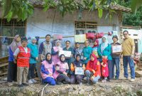 Srikandi PLN dan PIKK Bersama tim BPBD desa Tarahan meninjau langsung lokasi rumah warga yang rusak terdampak banjir