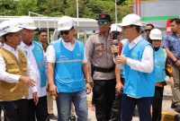 Menteri ESDM Bahlil Lahadalia (kiri) saat mendengarkan penjelasan Direktur Operasi Pembangkit Batubara PLN Nusantara Power Rachmanoe Indarto (kanan) didampingi Direktur Manajemen Pembangkit PT PLN Adi Lumakso (tiga dari kiri). Dalam menghadirkan nyala listrik di wilayah timur Indonesia, PLN Nusantara Power mensiagakan 49 personel yang siap berjaga 24 jam nonstop di PLTMG Baubau.