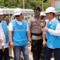 Menteri ESDM Bahlil Lahadalia (kiri) saat mendengarkan penjelasan Direktur Operasi Pembangkit Batubara PLN Nusantara Power Rachmanoe Indarto (kanan) didampingi Direktur Manajemen Pembangkit PT PLN Adi Lumakso (tiga dari kiri). Dalam menghadirkan nyala listrik di wilayah timur Indonesia, PLN Nusantara Power mensiagakan 49 personel yang siap berjaga 24 jam nonstop di PLTMG Baubau.