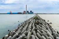 Foto Tetrapod FABA yang terpasang dan difungsikan untuk mencegah terjadinya abrasi dan memperkuat struktur pantai serta pemecah gelombang.