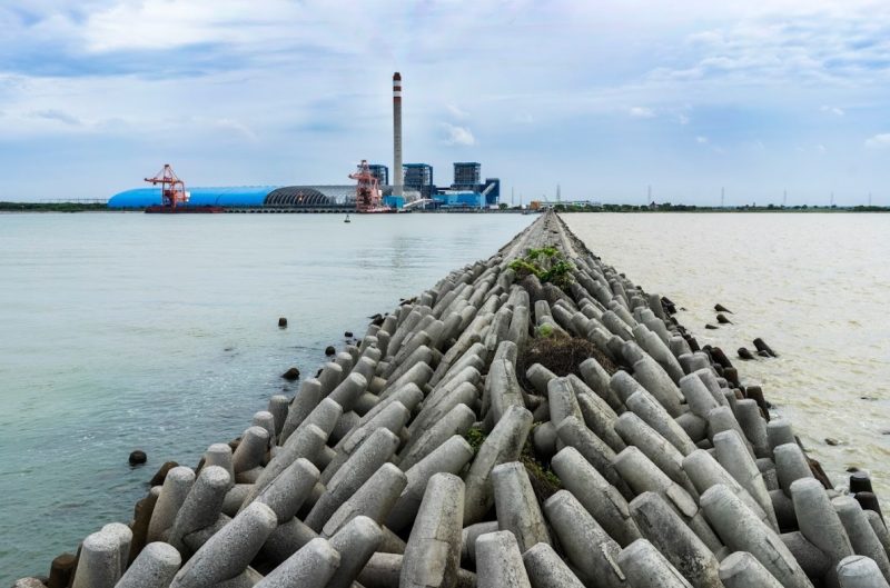 Foto Tetrapod FABA yang terpasang dan difungsikan untuk mencegah terjadinya abrasi dan memperkuat struktur pantai serta pemecah gelombang.