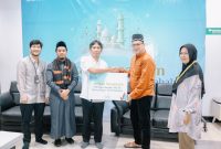 Manajer Unit Pembangkitan Sebalang Otniel Marrung Memberikan secara simbolis bantuan CSR paket sembako untuk 832 KK di 4 dusun rin-1 PLTU Sebalang