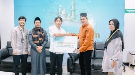 Manajer Unit Pembangkitan Sebalang Otniel Marrung Memberikan secara simbolis bantuan CSR paket sembako untuk 832 KK di 4 dusun rin-1 PLTU Sebalang