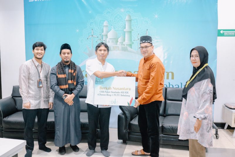 Manajer Unit Pembangkitan Sebalang Otniel Marrung Memberikan secara simbolis bantuan CSR paket sembako untuk 832 KK di 4 dusun rin-1 PLTU Sebalang