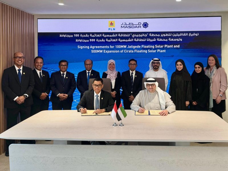 Direktur Utama PLN Darmawan Prasodjo (duduk kiri), Chief Executive Officer Masdar Mohamed Jameel Al Ramahi (duduk kanan), Direktur Utama PLN Nusantara Power Ruly Firmansyah (berdiri 2 dari kiri) sesaat setelah penandatanganan nota kesepahaman Ekspansi PLTS Terapun Cirata di Abu Dhabi (9/4). Setelah berhasil membangun dan mengoperasikan PLTS Terapung Cirata 192 MWp, PLN NP dan Masdar berencana untuk memperluas dan memperbesar kapasitas pembangkit ramah lingkungan tersebut.