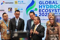 Menteri Energi dan Sumber Daya Mineral (ESDM) RI Bahlil Lahadalia didampingi Dirut PLN (Persero) Darmawan Prasodjo dan Dirjen EBTKE Kementerian ESDM, Prof Eniya Listiani Dewi memberikan keterangan pers selepas pembukaan Global Hydrogen Summit 2025 pada Selasa (15/4) di Jakarta.
