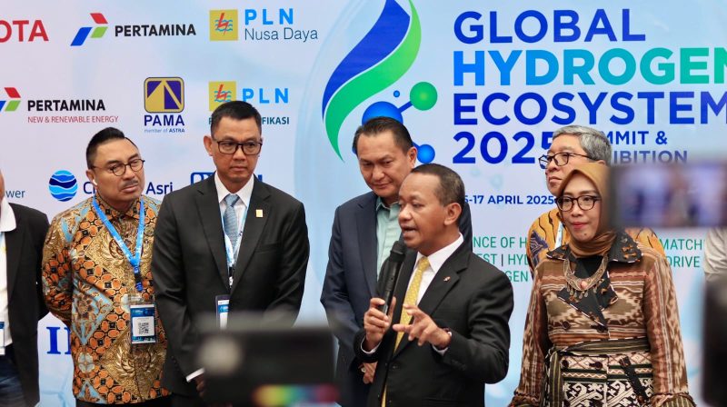 Menteri Energi dan Sumber Daya Mineral (ESDM) RI Bahlil Lahadalia didampingi Dirut PLN (Persero) Darmawan Prasodjo dan Dirjen EBTKE Kementerian ESDM, Prof Eniya Listiani Dewi memberikan keterangan pers selepas pembukaan Global Hydrogen Summit 2025 pada Selasa (15/4)  di Jakarta.
