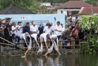 Menteri Lingkungan Hidup Hanif Faisol Nurofiq (dua dari kiri), Deputi Bidang Tata Lingkungan Hidup dan Sumber Daya Alam Sigit Reliantoro (kanan), Bupati Karanganyar Robert Christanto (dua dari kanan) bersama Direktur Utama PLN Nusantara Power (PLN NP) Ruly Firmansyah (kiri) saat melepaskan 3.000 benih ikan tombro ke perairan Telaga Madirda.