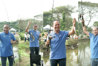 Keceriaan dan semangat terpancar dari para direksi PLN Nusantara Power saat mengikuti lomba memancing Bersama pegawai PLN Nusantara Power UP Sebalang. Momen kebersamaan ini bukan hanya tentang siapa yang mendapatkan ikan terbanyak, tapi juga tentang mempererat silaturahmi dan menciptakan energi positif di luar ruang kerja