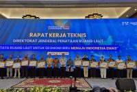 Para penerima penghargaan dari Kementerian KKP RI berfoto bersama Menteri Kelautan dan Perikanan Sakti Wahyu Trenggono  (ke sembilan dari kiri)   di sela acara Rapat Kerja Teknis Direktorat Jenderal Penataan Ruang Laut pada  Selasa (16/7) di Jakarta.