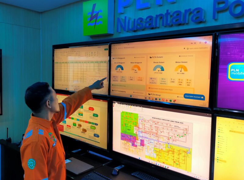 Operator menunjukkan monitor  berisi  dasbor hydrobot, sebuah aplikasi berbasis kecerdasan buatan  yang dikembangkan  secara internal oleh PLN NP sebagai  asisten virtual untuk membantu operator PLTA dalam pengambilan keputusan dengan  cepat dan akurat menggunakan cuaca real time, telemetri, dan model prediktif.