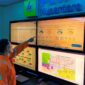Operator menunjukkan monitor  berisi  dasbor hydrobot, sebuah aplikasi berbasis kecerdasan buatan  yang dikembangkan  secara internal oleh PLN NP sebagai  asisten virtual untuk membantu operator PLTA dalam pengambilan keputusan dengan  cepat dan akurat menggunakan cuaca real time, telemetri, dan model prediktif.