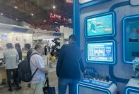 Petugas dari PLN Nusantara Power tengah memberikan penjelasan terkait FABA pada pengunjung Exhibition Construction Indonesia yang mengunjungi stand pameran PLN Nusantara Power pada Kamis (11/9). di JIEXPO Kemayoran, Jakarta.