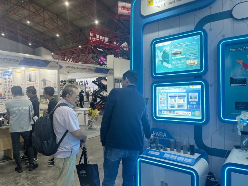Petugas dari PLN Nusantara Power tengah memberikan penjelasan terkait FABA pada pengunjung Exhibition Construction Indonesia  yang mengunjungi stand pameran PLN Nusantara Power pada Kamis (11/9). di JIEXPO  Kemayoran, Jakarta.